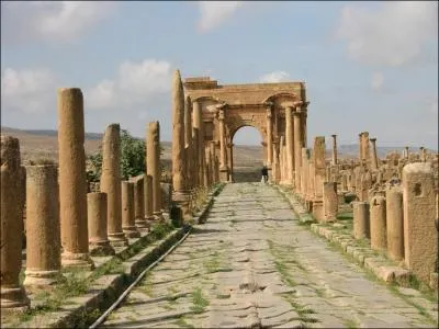 Importante ville romaine d'Afrique et patrimoine mondial de l'humanit, Timgad comporte plusieurs monuments comme l'arc de Trajan; dans quel pays se trouve-t-elle ?