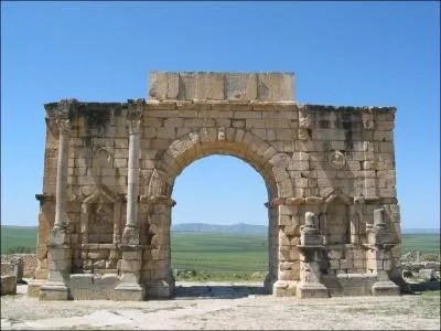 Dans quelle ville romaine du Maroc se trouve l'arc de triomphe de Caracalla ?
