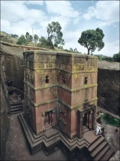 Dans quel pays se trouvent ces glises insolites construites  mme la roche et au-dessous du niveau du sol ?