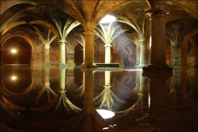 Dans quelle ville marocaine se trouve la citerne portugaise, construite en style gothique tardif ?