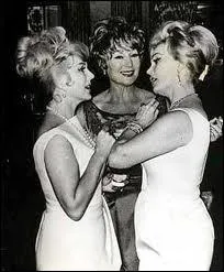 Eva, Magda et Zsa Zsa taient toutes trois jolies, blondes, avec un accent hongrois charmant. . et actrices ! Ce sont les filles d'une bijoutire hongroise prnomme Jolie, les soeurs...