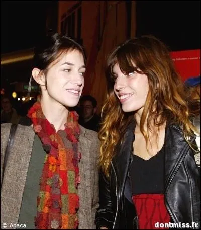 Ce sont les filles de Jane Birkin, Lou et Charlotte, les demi-soeurs, qui ont pour pres... ?