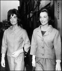 Il suffit de reconnatre la plus clbre des deux pour identifier ses soeurs. L'une fut la femme la plus connue et la plus admire du monde  l'poque. Qui sont ces soeurs ?