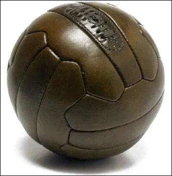 Tango 12 sera le ballon des matchs ; c'est un ballon ...