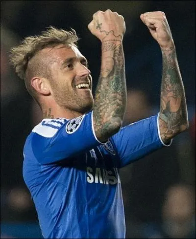 Raul Meireles est Portugais ; il joue dans le club de :
