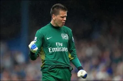 Le gardien titulaire de la Pologne joue  Arsenal ; c'est :