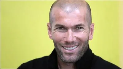 Qui est ce footballeur  la retraite qui a autrefois offert un  coup de boule   un Italien ?