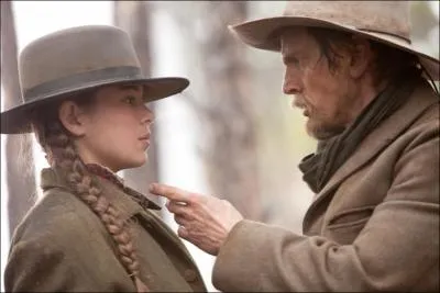 En quoi est fait le pantalon de l'un des ennemis de Mattie ?