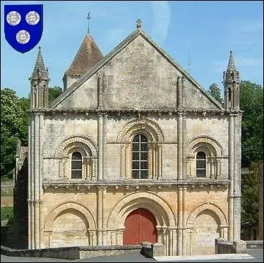 Cette petite cit des Deux-Svres possde trois remarquables glises, dont cette glise Saint-Hilaire de style roman du XIIe sicle, sauve de l'oubli par l'crivain Prosper Mrime :