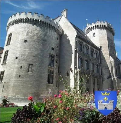 Cet difice,  l'origine du XIII me sicle est un ancien Chteau Comtal, il fut transform dans un style trs clectique au XIX me en Htel de Ville :