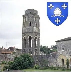 Cette tour-lanterne du XI me sicle, appele Tour Charlemagne est le seul vestige restant de l'abbaye bndictine fonde en l'an 785 dans cette petite cit importante de la Vienne au moyen-Age :