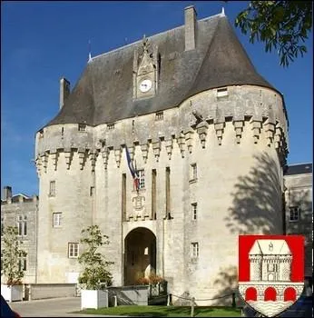 Ville charentaise historique et thermale possdant un remarquable chteau du XVIe sicle. Actuellement les ailes de ce chteau abritent les btiments de l' Htel de Ville et de la sous-prfecture :