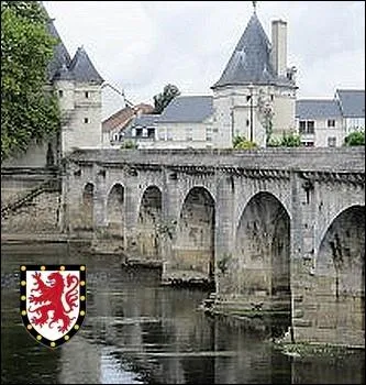 Ce pont dont la construction fut acheve sous le rgne d'Henri IV, enjambe la Vienne non loin du confluent avec le Clain, il tait  cette poque le passage oblig entre Paris, Bordeaux et l'Espagne :