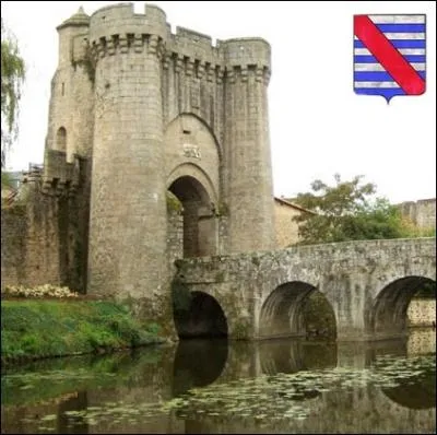 Situe sur le passage d'une route secondaire du plerinage de Saint-Jacques-de-Compostelle, c'est pour cette raison que la principale porte fortifie de cette cit, porte le nom de Porte St Jacques :