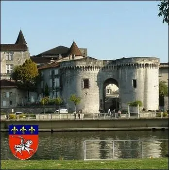 Situe sur une grande boucle de la Charente, ville natale de Franois Ier , on peut y admirer le chteau des Valois et cette imposante porte St Jacques, vestige du moyen-ge :