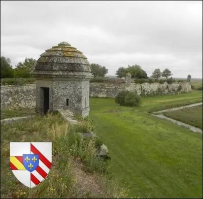 Ce port actif du XV me sicle voulu par Richelieu pour rivaliser La Rochelle, possde les vestiges d'un ancien arsenal. Cette citadelle maritime est construite au milieu des marais charentais :