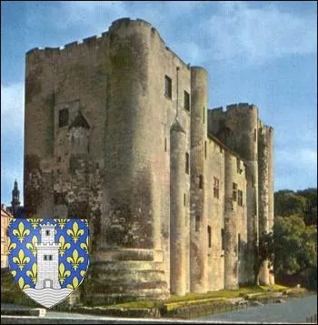 Dans cette cit du Poitou-Charentes aux portes du marais poitevin, se dresse un des plus beaux ensembles de donjons jumeaux romans de France datant du XII me sicle voulu par Henri II Plantagent :