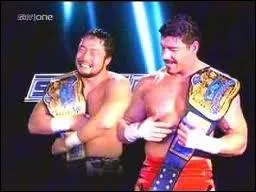 Qui est  gauche de cette image ?