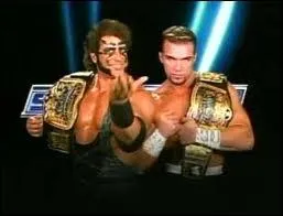 Qui est  gauche de cette image ?