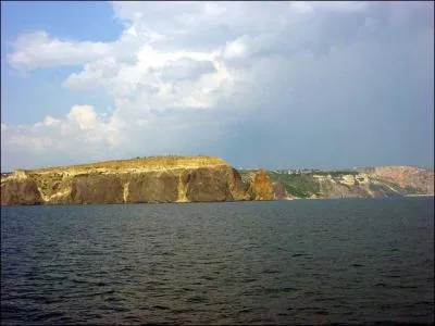 Par quelle mer est baigne la pninsule de Crime ?