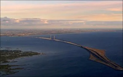Comment s'appelle le pont-tunnel, long de 7845 mtres, reliant le Danemark  la Sude ?