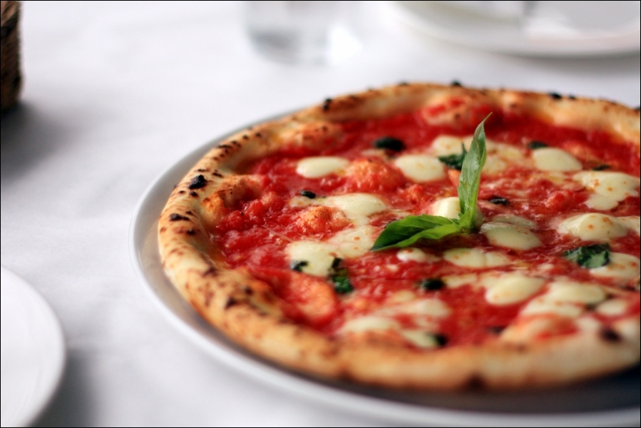 Outre la pâte, quels ingrédients la pizza margherita contient-elle ?