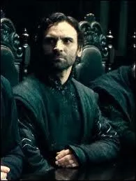 Qui est cette personne qui tue Remus Lupin ?