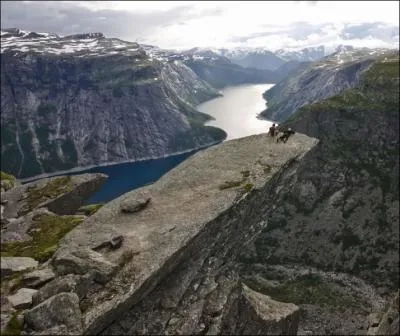 Ses fjords sont rputs pour la pratique du  Base jumper  (chute libre en parachute) !