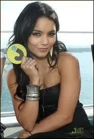 Avec quelle grande star Vanessa Hudgens joue dans ``Spring breakers  ?