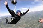 Le premier saut en parachute a eu lieu  partir ...