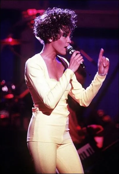Whitney Houston a dbut sa carrire dans le groupe The Supremes   :