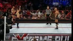 Qui gagne : Ryback ou les deux catcheurs locaux ?