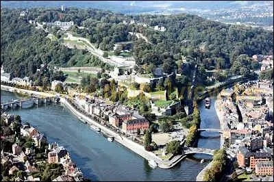 Le  Grognon  est le centre historique d'une ville belge. Il est situ  l'endroit o la Sambre et la Meuse confluent. Au pied de sa citadelle cette ville est...