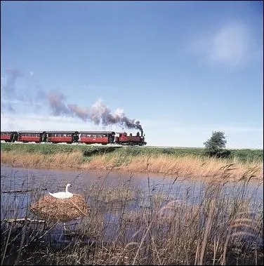 Desservant trois stations balnaires, ce train touristique vous emmne de mars  dcembre, entre mollires, prs sals, saules et roseaux du Crotoy  Cayeux-sur-Mer ... .