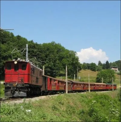 Ce petit train rouge authentique des annes 1930, entre Vercors et Oisans traverse 18 tunnels et 12 viaducs, son itinraire est considr comme l'un des plus beaux parcours ferroviaires du monde... .