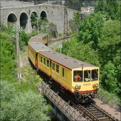 Allant de Villefranche de Conflent jusqu' Latour de Carol, ce train touristique, suit la valle de la Tt pour remonter les hauts plateaux du pays catalan ... .