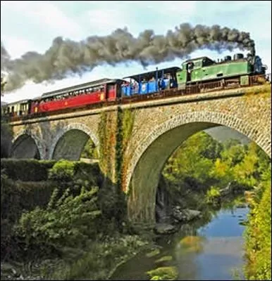 Ce petit train  vapeur relie Anduze  St Jean du Gard. Sur un parcours de 13 km, il enchane les traverses de nombreux ouvrages d'art : tunnels, viaducs et tranches ... .