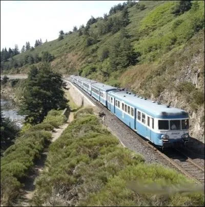 Ce train emmne ses voyageurs entre Langeac et Langogne dans un des plus beaux parcours ferroviaires de France, l o aucune route ne passe entre volcans et granit ... .