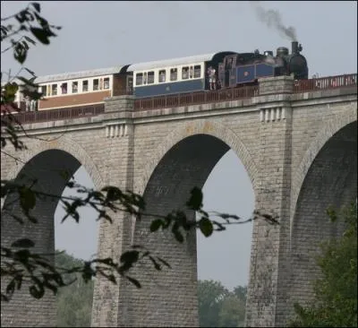 Ce petit train  vapeur vous emmne pendant la saison touristique de Mortagne-sur-Svre aux Herbiers. Pendant plus de deux heures de voyage vous visiterez une partie du nord de quel dpartement ?