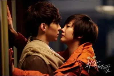 Dans quelles circonstances les deux personnages principaux s'embrassent-ils pour la premire fois ?