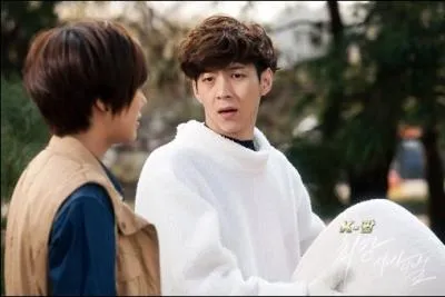 En quoi se dguise le leader des M2 lorsqu'il veut suivre en catimini l'hrone et son meilleur ami, lorsqu'ils font du vlo tandem ?