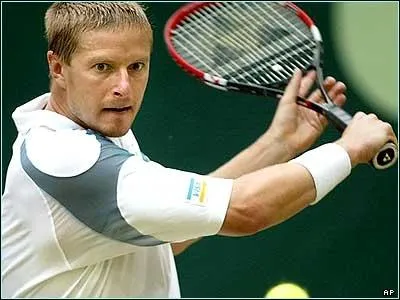 Yevgeny Kafelnikov s'attaque au ... .