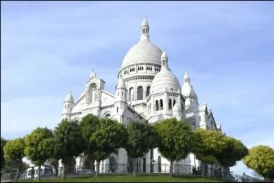 ''Je vous parle d'un TEMPS / Que les moins de vingt ans / Ne peuvent pas connaître / Montmartre en ce temps-là / Accrochait ses lilas / Jusque sous nos fenêtres''