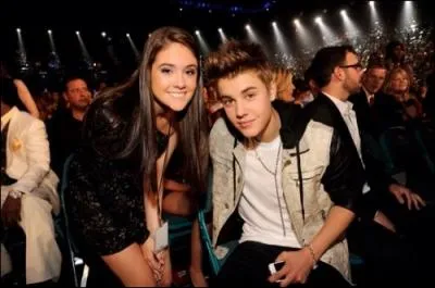 Comment s'appelle la fan que Justin a invite avec lui au BillBoard ?