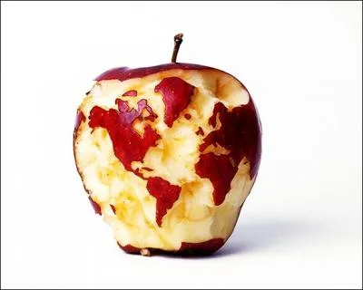 Par quel moyen Kira communique-t-il ses  ordres   Takada ?