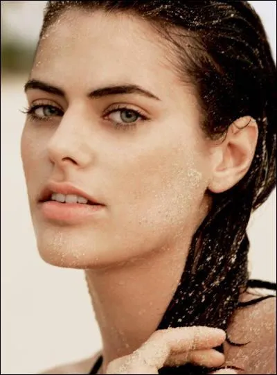 Cette jeune fille se prnomme Alyson. Elle serait la fille cache de ?