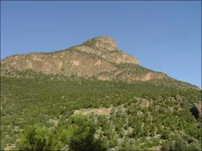 Quelle est cette petite chane de montagnes du Maroc oriental qui culmine  1535 m ?