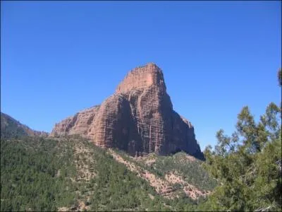 La Cathdrale des Roches est une montagne assez particulire qui surplombe l'oued Ahansal dans le Moyen-Atlas. Quel est son vrai nom ?