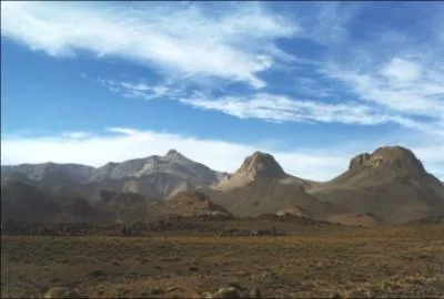 Quel est ce massif volcanique qui, avec ses 3305 m, est le sommet le plus haut de l'Anti-Atlas ?