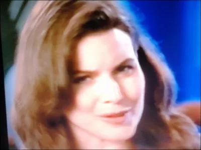 En compagnie de Rob Estes, Mitzi Kapture incarne le sergent Rita Lee Lance !